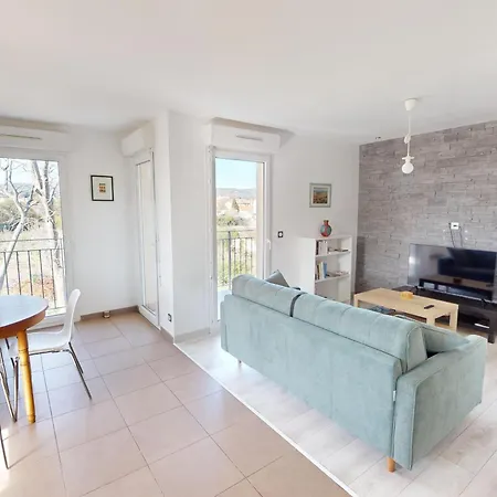 Apartment : 2 Pieces Avec Terrasse, Parking, Proche Et Commerces - Fr-1-785-5