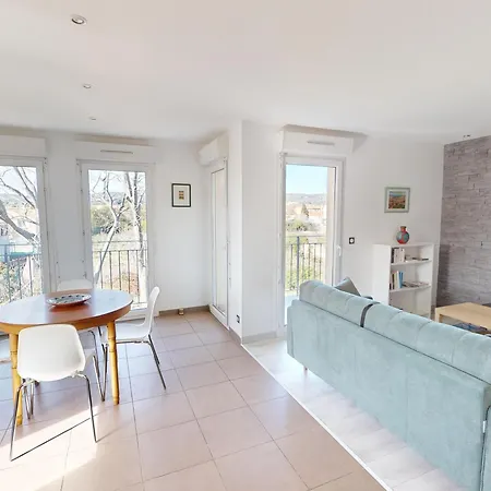 : 2 Pieces Avec Terrasse, Parking, Proche Et Commerces - Fr-1-785-5 Apartment *