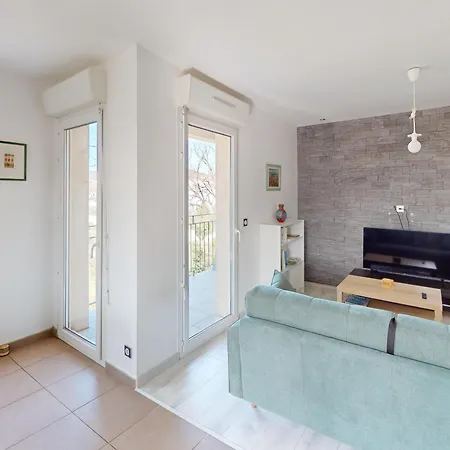 Apartment : 2 Pieces Avec Terrasse, Parking, Proche Et Commerces - Fr-1-785-5 *